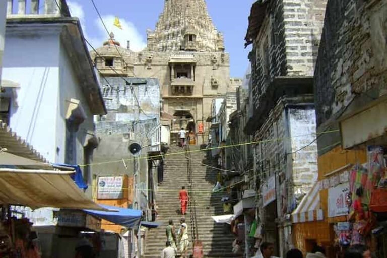 Read more about the article Why Enter from Swarg Dwar? The 56-Step Journey At Dwarkadhish Temple Explained